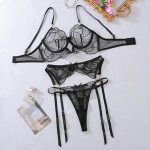 Nuovo Set Tre Pezzi di Lingerie Sexy in Pizzo Trasparente Ricamato in Poliestere con Ferretto - Product Image 5