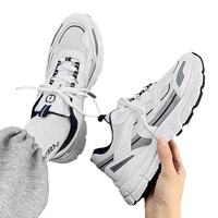 Chaussures de course sportives blanches pour hommes - Tige en mesh respirant, fermeture à lacets, semelle intermédiaire en EVA, semelle extérieure en caoutchouc, marque YUBAI