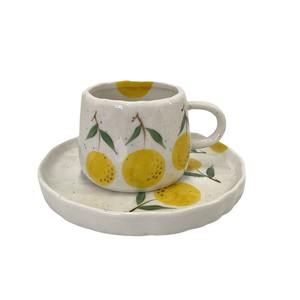 Ensemble tasse et soucoupe à café, motif fraise, kaki, orange, peint à la main sous glaçure, plateau simple rétro - Product Image 1