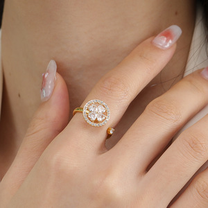 Vente en gros d'anneau rotatif de moulin à vent à quatre feuilles en cuivre à la mode or roue universelle ouverture blanche bague de doigt de décompression - Product Image 2