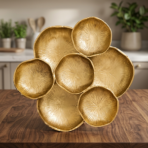 Platos Decorativos de Metal Dorado Irregulares, Hechos a Mano con Patrón de Plantas Grabado, Diseño Moderno para Fiestas - Product Image 5