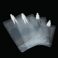 Sachets d'emballage personnalisés en PET transparent de qualité alimentaire avec bec verseur vertical extrudé pour jus et liquides, idéaux pour les boissons
