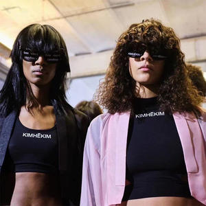 Kimhekim Lunettes de soleil pour femmes, monture noire en PC, lentille TAC, protection UV400, style surdimensionné - Product Image 5