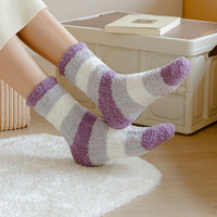 Chaussettes en polaire corail rayées à blocs de couleur pour femmes, épaisses et chaudes, idéales pour l'hiver, la maison, le repos et le sommeil