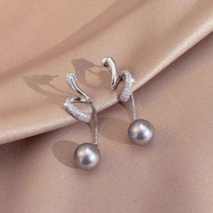 Boucles d'oreilles clous de luxe géométriques en alliage de zinc, plaqué or et argent, avec perles d'imitation, pour femme, idéales pour les soirées et occasions spéciales - Product Image 6