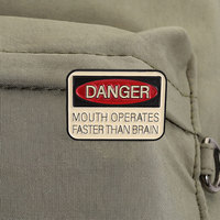 Broche en métal ovale rouge avec message d'avertissement sarcaste et drôle : « Danger : La bouche fonctionne plus vite que le cerveau »