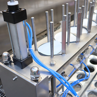 Machine de remplissage, de scellement et de bouchage liquide entièrement automatique de haute précision à 4/6/8 voies pour yaourt, crème, sauce chili et confiture