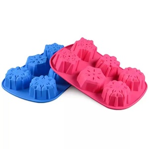 Moule à gâteau en silicone flocon de neige à six trous, moule à pâtisserie à 6 cavités pour cupcakes et gâteaux de lune, compatible lave-vaisselle - Product Image 1