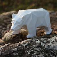 Figurine d'animal moderne en céramique en forme d'ours avec un diamant, décoration d'accentuation luxueuse et écologique pour une décoration intérieure contemporaine et élégante