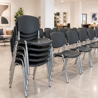 Chaise de formation empilable en plastique avec coussin et pieds chromés OK-510C pour salles de classe, conférences et sièges publics