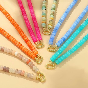 Collar Bohemio de Piedras Naturales Coloridas, Gargantilla de Gemas en Tonos Pastel con Cierre de Mosquetón Ovalado en Oro de 18k - Product Image 1
