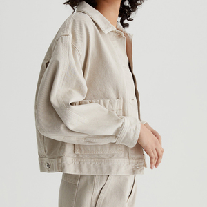 OEM/ODM Personalizado, Pantalones Cortos Vaqueros Deslavados para Mujer en Algodón - Bolsillos de Parche Extra Grandes, Detalles de Pliegues - Product Image 6