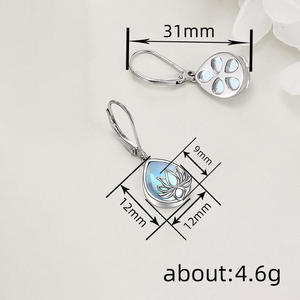 Boucles d'oreilles pendantes Fleur de Lotus en Argent 925 avec incrustation de coquillage et serti clos, Bijoux bouddhistes classiques pour femme, à porter au quotidien - Product Image 5