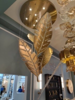 Lustre suspendu LED en métal plaqué or personnalisé, motif feuilles, avec plumes incrustées de cristaux, haute luminosité, anti-éblouissement, pour villa