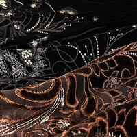 Velours brodé au laser de précision avec motifs floraux stratégiquement placés pour les textiles haute couture