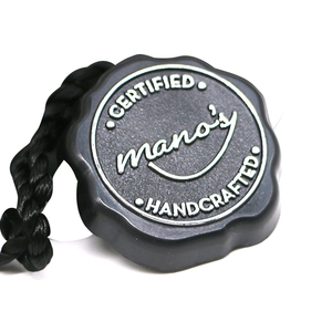 Thẻ Nhựa Màu Đen Dập Nổi Lá Vàng Nhãn Hiệu Logo Tùy Chỉnh Thẻ Treo Thẻ Niêm Phong Cho Chai Rượu Vang - Product Image 1