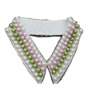 Collana Girocollo Artigianale con Perle di Vetro Rosa Oliva e Gancio Frontale, Regalo per Donne - Product Image 1