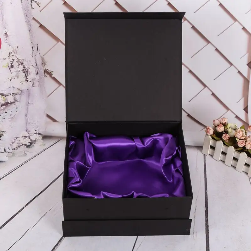 Caja de embalaje grande con tapa, color negro, con seda púrpura dentro de embalaje de regalo