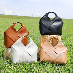 กระเป๋าโท้ทหนังแท้ถักลายยอดนิยม ดีไซน์สามเหลี่ยมกลับหัว แฟชั่น กระเป๋านุ่ม สะพายข้างหรือถือได้ สำหรับผู้หญิง - Product Image 5