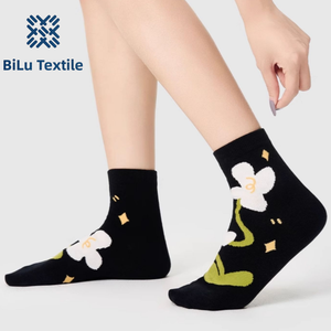 BiLu Chaussettes pour femmes à motifs d'animaux de dessin animé, chaussettes en coton doux et respirant, chaussettes à motifs à la mode, parfaites pour les tenues quotidiennes - Product Image 3