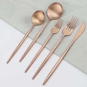 Collection de couverts décoratifs en métal pour table à manger contemporaine, usage en hôtellerie et restauration, et décoration de table - Product Image 1