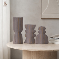 Vase à fleurs en céramique nordique moderne Jossin avec texture à rayures dorées, design géométrique sculptural pour la décoration de la table du salon à la maison