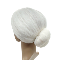 Perruque vintage gris argenté avec chignon surélevé - Postiche synthétique pour déguisement de personnage âgée et accessoires de cinéma