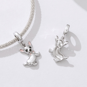 Lindo Colgante de Aleación Plateado con Forma de Perro Chihuahua con Orejas Rosas y Lazo, Ideal para Regalo de Joyería Unisex - Product Image 3