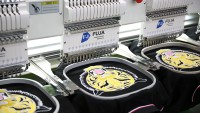 Nouvelle machine à broder industrielle informatisée à 4 têtes et 15 aiguilles pour casquettes plates et T-shirts, haute vitesse, certifiée CE, garantie 2 ans