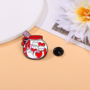 Yini Nhà Sản Xuất Bán Buôn Tùy Chỉnh Kawaii Mèo Trái Tim Nhựa Men Kẽm Hợp Kim Pins-Phim Hoạt Hình Lãng Mạn Phù Hiệu Cho Trang Phục/Túi - Product Image 2