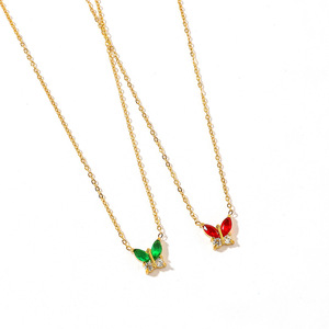 Collar con colgante de mariposa chapado en oro con piedras de circonita rojas y verdes, regalo de joyería de moda - Product Image 4