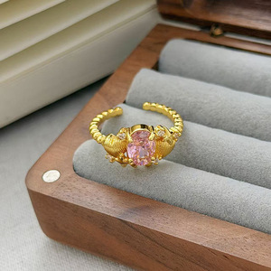 แหวนไพลินสีชมพูสไตล์วินเทจ ดีไซน์เปิดปรับขนาดได้ ประดับเพชร CZ เต็มวง เหมาะสำหรับการใส่ซ้อนแบบเรียบหรู เครื่องประดับมินิมอลสุดหรูสำหรับผู้หญิง - Product Image 6