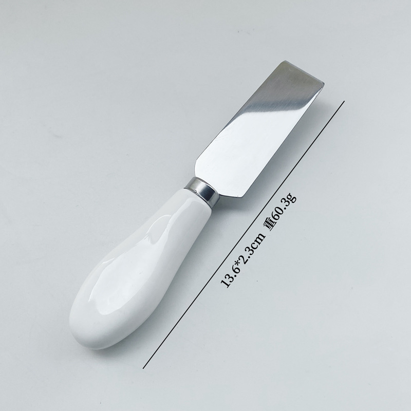Couteau à fromage carré avec manche en céramique blanche.