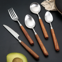 Ensemble de couverts réutilisables en acier inoxydable 304 de style japonais, finition brossée mate, avec manche en noyer, pour mariages et banquets