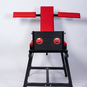 Chaise de positionnement BDSM pour jeux sexuels, avec attaches de cheville, menottes, et dispositifs de retenue corporelle pour stimulation des pieds et bondage des mains, pour la domination et la soumission. - Product Image 3
