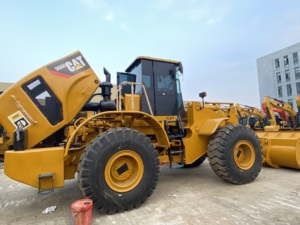 รถตักล้อยาง CAT 966H มือสองสำหรับงานหนัก สามารถเคลื่อนย้ายกองหินขนาดใหญ่ได้อย่างรวดเร็วภายในพื้นที่เก็บของในท่าเรือ - Product Image 1