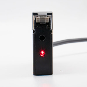 Amplificateur de capteur à fibre optique DOMENZI E3X-NA11, haute sensibilité, haute fréquence de réponse, avec sortie NPN à alimentation 24 V - Product Image 4