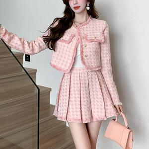여성 사용자 정의 순수 폴리 에스테르 크루 넥 버튼 블레이저 미니 주름 스커트 솔리드 핑크 트위드 정장을위한 가을 캐주얼 투피스 세트 - Product Image 2