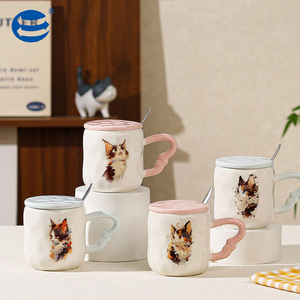 Niedliche Aquarell-Kätzchen Moderne Keramiktasse mit Deckel und Löffel Unregelmäßiger Körperform Porzellan Braune Box Verpackung Exzellente Marke - Product Image 1