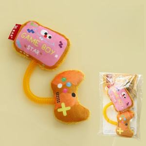 ของเล่นแมวรูปปลาแบบกำหนดเอง เป็นมิตรกับสิ่งแวดล้อม ทำจากสายโทรศัพท์ ของเล่นตุ๊กตาแคทนิปพร้อมกระดิ่ง อุปกรณ์สำหรับสัตว์เลี้ยง เหมาะสำหรับสุนัขและแมว - Product Image 6