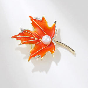 Broche en forme de feuille d'érable en strass <span class=keywords><strong>YOUFENG</strong></span>, vente chaude, pour femmes, en alliage, avec gouttes d'huile, broche en perles de feuille d'érable, bijoux de fête, badge - Product Image 3