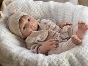 Poupées de bébé en silicone solide de 18 pouces, 3500 g, corps entier, visage fait main, détails du corps réalistes, anatomiquement correctes, poupées reborn aux cheveux bouclés - Product Image 1