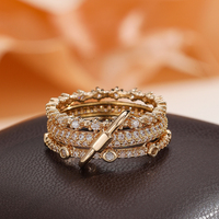 Cette bague éternelle plaquée or 18 carats, élégante et très vendue, est parfaite pour les mariages, les fiançailles, les fêtes et comme bague superposée.