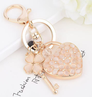 Porte-clés en bois avec perles acryliques délicates et lettre I en alliage de zinc pour la personne aimée, idéal comme cadeau pour couple