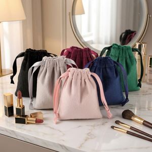 Pochette en velours personnalisée avec logo estampé à chaud, sac cadeau avec impression sérigraphique, recyclable - Product Image 4