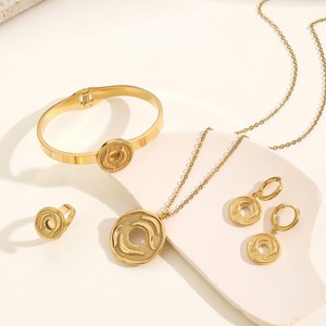 Ensemble élégant de boucles d'oreilles et collier en acier inoxydable plaqué or en forme de pain pour femme - <span class=keywords><strong>Série</strong></span> de bijoux tendance - Product Image 1