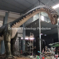 Robot dinosaure demi-corps fabriqué en usine d'animatronique ou en parc d'attractions, têtes de Brachiosaurus pour exposition
