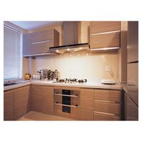 Ensemble de cuisine moderne avec armoires laquées et finition en bois, menuiserie de cuisine complète