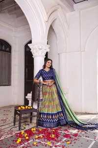 Tenue de mariage indienne de haute qualité à séchage rapide, comprenant un Lehenga Choli en Chinnon avec des sequins et un imprimé positionné, et un Dupatta en soie Dola. - Product Image 6