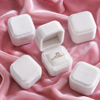 Petite boîte à bijoux magnétique blanche en papier avec coussin en velours, mini emballage pour fiançailles, mariage, demande en mariage, vente en gros